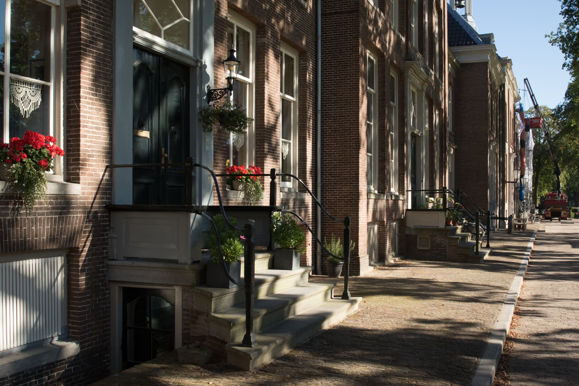 Monumentale gevels met stoepen en bloembakken aan het Broederplein