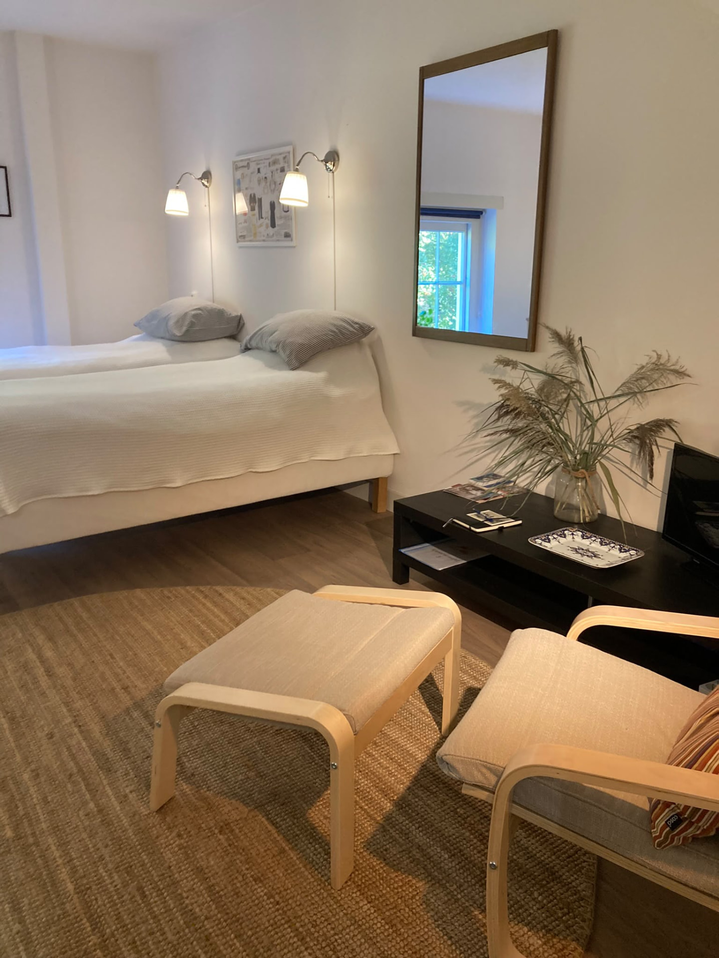 Appartement met tweepersoonsbed, spiegel, zitje met voetenbank en televisie